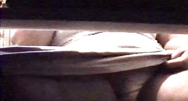 একটি তরুণ সেক্সি বিএফ ভিডিও শ্যামাঙ্গিনী বড়দিনের প্রাক্কালে একটি ভিড় দ্বারা তার গাধা কুপিয়েছে