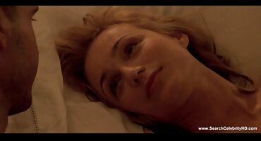 সৌন্দর্য তার নিতম্ব ছড়িয়ে, তার পা উত্তোলন এবং একটি কালো মানুষের সাথে পাছায় হার্ড সেক্সি সেক্সি বিএফ fucked