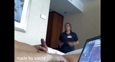 লোকটি একটি বড় বিএফ সেক্সি শিশ্ন দিয়ে একটি অল্প বয়স্ক কোঁকড়া মেয়ের পাছায় চুদছে।