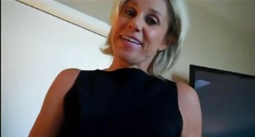 লোকটি ভিডিও সেক্সি বিএফ একটি সরু পাছায় একটি সুন্দর মেয়েকে স্প্যাঙ্ক করে।