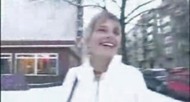 মেয়েটি তার পাছার মোরগ থেকে সেক্সি বিএফ সেক্সি বিএফ বিএফ চিৎকার করে।