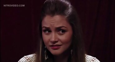 একটি যুবতী মহিলা একটি প্রসারিত গাধা এবং একটি গোলাপী সেক্সি বিএফ দাও ভগ সঙ্গে তার দয়িত seduces