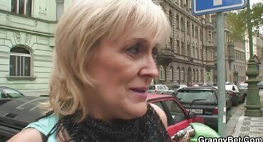 পুরুষেরা পালা করে মেয়েটির সেক্সি ভিডিও বিএফ মুখে প্রস্রাব করে এবং তাকে পাছায় চোদন।