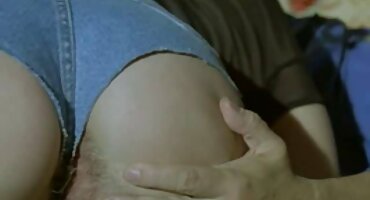 রাশিয়ান লোক দুষ্টু মেয়েটির গাধাকে টেনে নিয়ে ভোজপুরি সেক্সি বিএফ গেল।