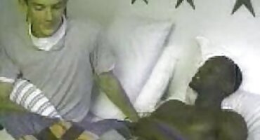 একটি বড় শিশ্ন সঙ্গে একটি বন্ধু সুন্দরভাবে পায়ু মধ্যে একটি রাশিয়ান মুরগির সেক্সি বিএফ বন্ধ ছিঁড়ে