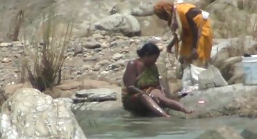 একটি বন্ধুর সাথে ভাগ করা তার কুক্কুট এবং দুটি নেপালি সেক্সি বিএফ ধনুক মধ্যে fucked