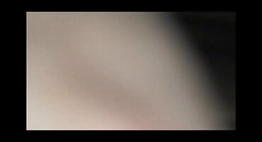 কেডস পরা একটি ছানা তার পা বিএফ সেক্সি ভিডিও তার মাথার উপর ছুঁড়ে ফেলে এবং তার মলদ্বার চাটতে দেয়