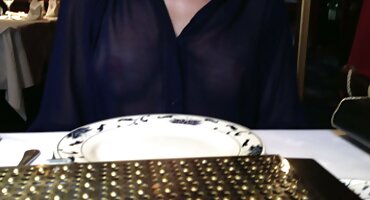 তিনি তার পাছা ছড়িয়ে ভিতরে একজন সেক্সি বিএফ বাঙালি সদস্যের জন্য অপেক্ষা করছেন