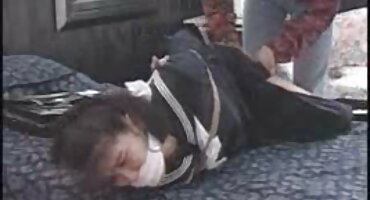 রাশিয়ান শিশু ইরকা তার ভিডিও সেক্সি বিএফ গাধা একটি খেলনা এবং একটি মোরগ দিয়ে কাজ করেছে।