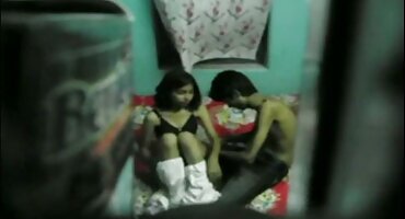 মেয়েটি ক্যান্সারের ভঙ্গিতে একবারে দুটি শিশ্ন বিএফ সেক্সি দ্বারা fucked হয়