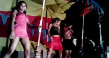 পুরুষদের ভিড়ের সাথে একটি পাতলা বেশ্যার হার্ড পায়ূ লিঙ্গ বিএফ সেক্সি ফুল এইচডি