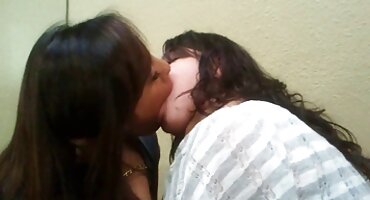 পুলেট সুন্দরভাবে নিউ সেক্সি বিএফ তার মুখে নেয় এবং ঠান্ডাভাবে পাছায় দেয়।