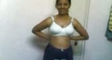 ডাকাতরা বেসমেন্টে একটি সুন্দর হিন্দি সেক্সি বিএফ ভিডিও শ্যামাঙ্গীর মুখ এবং পাছা ফাক করে।