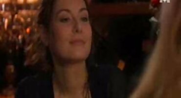 একটি স্নান স্যুট পরা মেয়ে সমুদ্রতীরে হিন্দি বিএফ সেক্সি পাছায় দেয়