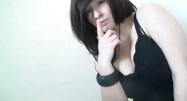 সুন্দরী মেয়েটি তার গাধাকে ইংলিশ সেক্সি বিএফ চুদছে এবং প্রথমবারের মতো একই সময়ে শিশ্ন চাটছে।