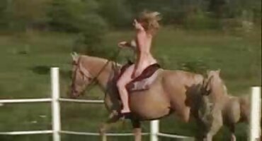 একটি লোক একটি যুবতী দুশ্চরিত্রা একটি আকর্ষণীয় গাধা সেক্সি বিএফ দাও fucked