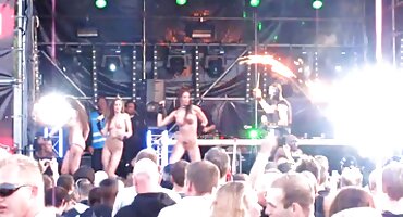 সরস স্বর্ণকেশী ভাল আচরণের জন্য তার লোকাল সেক্সি বিএফ প্রেমিক এর পাছা licks