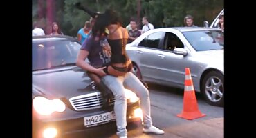 একটি বড় গাধা একটি একাকী চোর bangs এবং তার মুখের মধ্যে তার বাংলা সেক্সি বিএফ বীজ drains