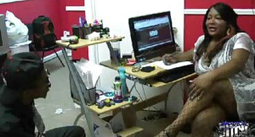 যুবকটিকে একসাথে সেক্সি ভিডিও বিএফ দুটি লোক দ্বারা আঘাত করা হয়।