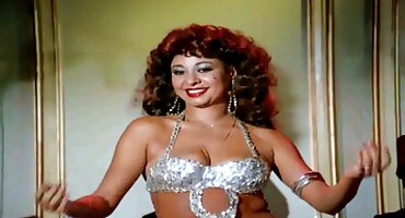 একটি অল্প বয়স্ক মেয়ে একটি পর্ণ স্টুডিওতে একটি ব্যাচেলর সেক্সি বিএফ পার্টিতে ছেলেদের ভিড়ের সাথে পাছায় চুদছে।