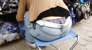 একটি ইংলিশ সেক্সি বিএফ লোমশ ভগ সহ একটি ছানা হস্তমৈথুনের পরে পাছায় আঘাত করা হয়